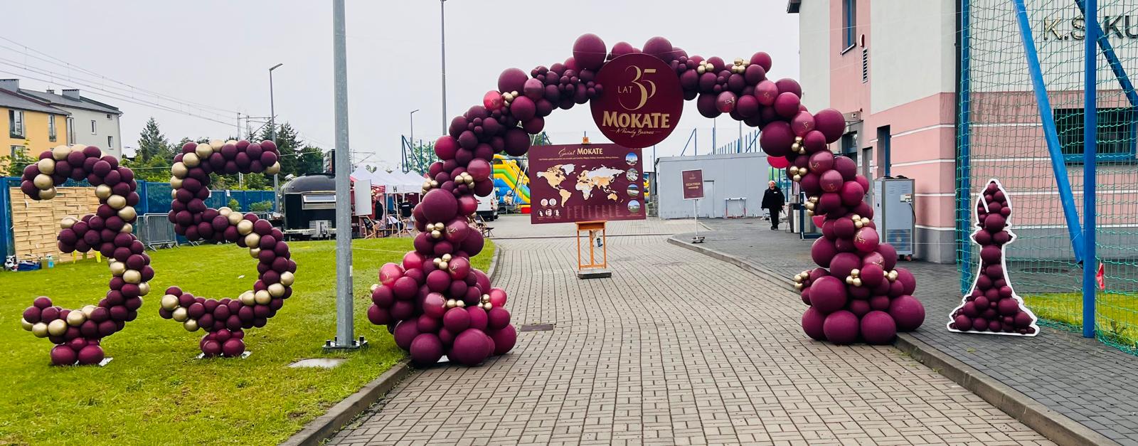 dekoracja plenerowa pikniku firmowego dla Mokate - brama balonowa