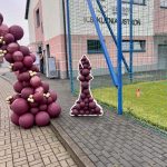 figura gońca z balonów wykonana techniką balloon mosaic - szablon ze styropianu wypełniony balonami