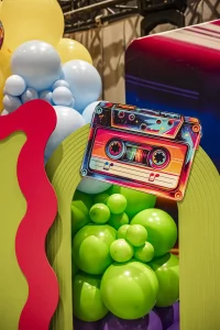 dekoracyjne dodatki typu kaseta magnetofonowa - perfekcyjne detale na tle girland balonowych