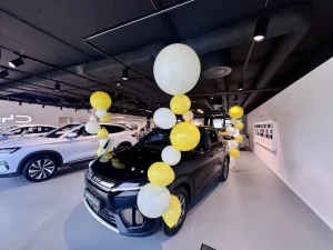Dekoracja balonowa na premierę BYD Atto 2 w Warszawie Wilanów – żółte i kremowe kolumny z helem.