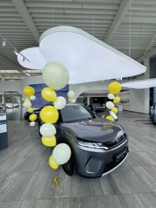 Profesjonalne kolumny balonowe z balonów 70 cm i 19 cali – oprawa premiery BYD od BalonoweDekoracje.pl.