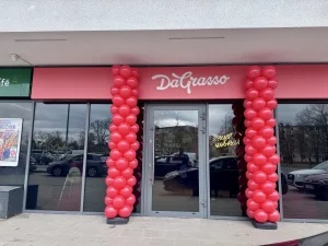 Dwie czerwone kolumny balonowe o wysokości 300 cm przed wejściem do Da Grasso w Białymstoku.