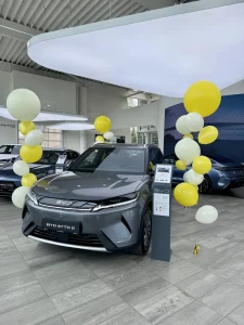 balony z helem na premierę samochodu - dekoracja balonowa salonu dealera samochodowego