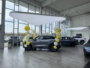 Biodegradowalne balony na event firmowy w Piasecznie – dekoracja rozkładająca się jak liść dębu.