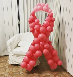 rozowa wtazka z balonow symbol walki z rakiem mosaic balloon frame
