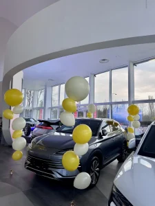 Ekologiczne balony lateksowe Gemar i Belbal w dekoracji salonu samochodowego BYD w Sosnowcu.