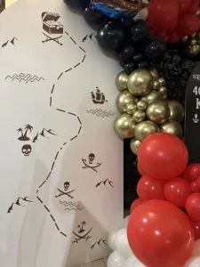 Organiczna girlanda z ekologicznych balonów w kolorze czarnym, czerwonym i złotym chromie