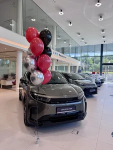 Czarne, czerwone i srebrne balony z helem na 1. urodzinach salonu Toyota w Sosnowcu