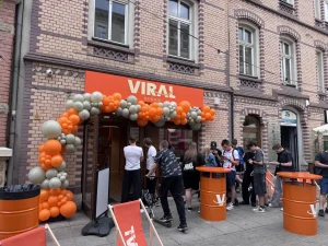 Organiczna brama z balonów w kolorze ecru i pomarańczowym przed wejściem do Viral Kebab na ulicy Mariackiej w Katowicach