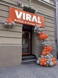 Asymetryczna brama balonowa w stylu organicznym na ulicy Karmelickiej w Krakowie, z okazji 1 urodzin lokalu Viral Kebab