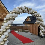 brama balonowa przed wejściem do domu w Zakopanem