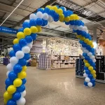 żółto biało niebieski łuk balonowy w Castorama Katowice na Rozdzieńskiego