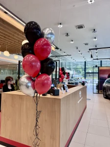 Bukiety z balonów Belbal z dodatkiem srebrnych balonów chrome przy lśniącej karoserii samochodu