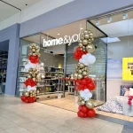 Elegancka dekoracja balonowa w stylu organicznym – połączenie klasycznej bieli, czerwieni oraz błyszczącego złota chrome