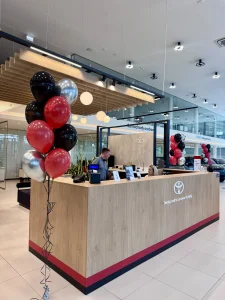 Bezpieczna dostawa gotowych bukietów balonowych do salonu Toyota na Śląsku