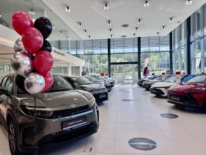 luczowe miejsca w salonie samochodowym ozdobione 6 kiściami balonów urodzinowych z hele