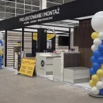 Wysoka kolumna balonowa zakończona metrowym balonem na reotwarciu marketu budowlanego