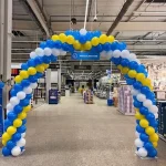 klasyczny łuk balonowy w markecie do akcji promocyjnej