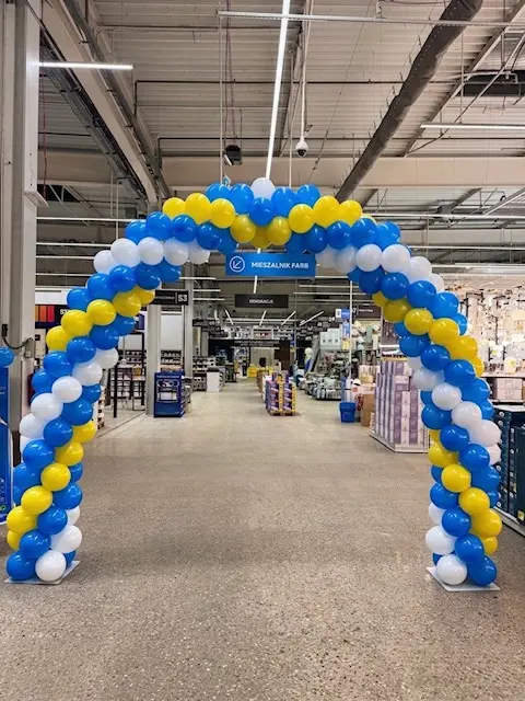 klasyczny łuk balonowy w markecie do akcji promocyjnej