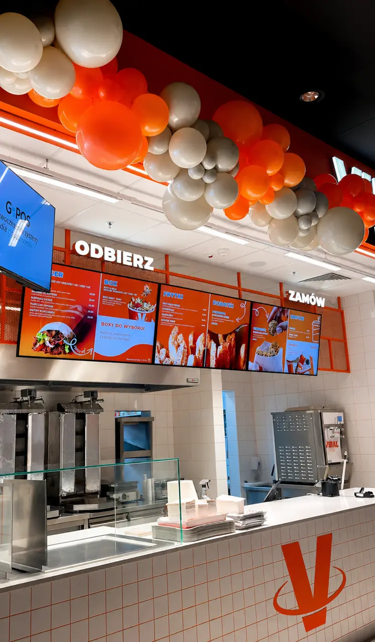 Girlanda balonowa w stylu organicznym nad wydawką w Viral Kebab w kieleckiej Galerii Echo