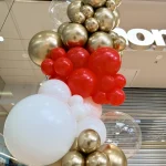 Krystalicznie przezroczyste balony przypominające bańki mydlane wplecione w instalację w Galerii Omni Molo