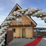 Ekologiczne balony z helem pod sufitem w domku w Tatrach