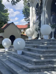 Setki małych białych balonów z helem ulatujących w niebo na weselu