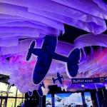 Granatowe dekoracje balonowe na evencie firmowym marki Lufthansa w Krakowie
