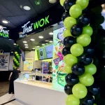 Dwie 3-metrowe kolumny z czarnych i limonkowych balonów na otwarcie Thai Wok w Galerii Katowickiej