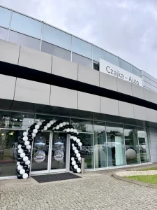Czarno-biała brama balonowa przed wejściem do salonu Toyota Auto Czajka w Chorzowie