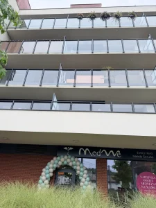 brama balonowa w pastelowych kolorach w kształcie łuku na otwarcie firmy