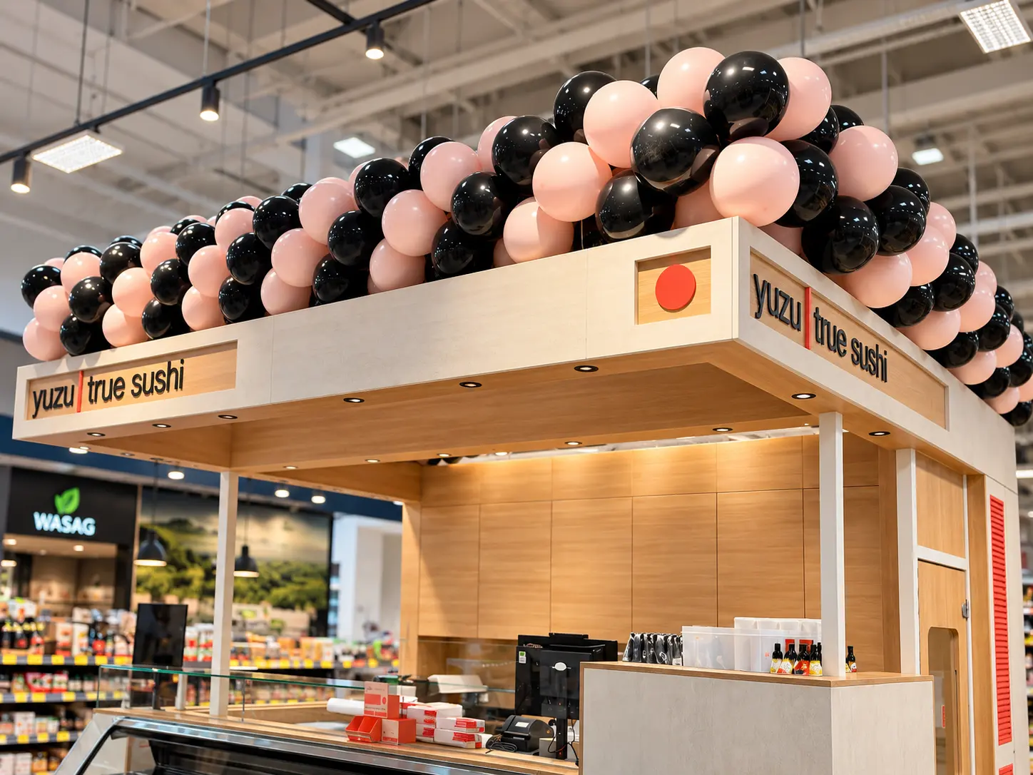 Klasyczna girlanda balonowa w spiralny wzór nad stoiskiem sushi w Rzeszowie