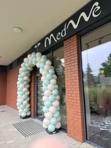 Klasyczny łuk z balonów przed wejściem do firmy MedWe w Katowicach