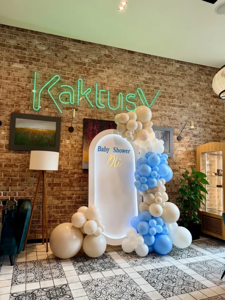 Nowoczesna dekoracja z balonów na niespodziankowe przyjęcie Baby Shower przygotowane przez koleżanki we wnętrzach restauracji Kaktusy w Katowicach