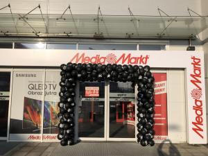 Brama balonowa z czarnych balonów dla Media Markt z okazji Black Friday