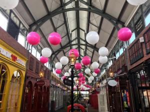 balony giganty jako dekoracja galerii handlowej