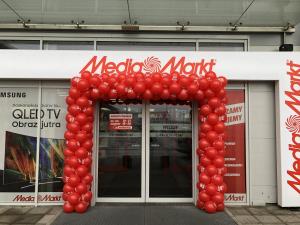 brama balonowa z czerwonych balonów z okazji Reed Week dla Media Markt