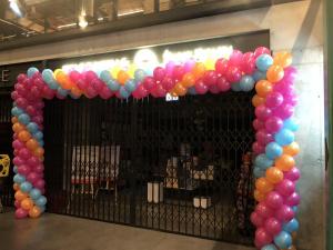 duża brama z balonów przed lokalem