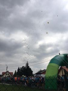 efekt wypuszczonych balonów z helem