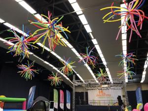 gwiazdy z balonów skutecznie obniżają sufit wysokiej hali sportowej w Jaworznie