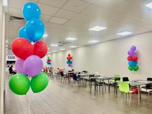 balony-z-helem-jako-dekoracja-kantyny-pracowniczej