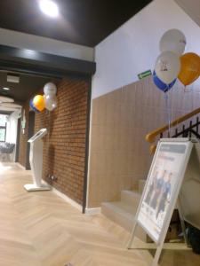 balony-z-helem-wskazują-drogę-klientom-do-punktu-obslugi-w-Krakowie