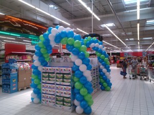 dekoracja balonowa promująca sprzedaż             