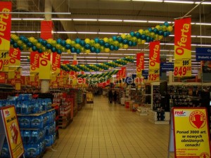 girlandy balonowe w supermarkecie      