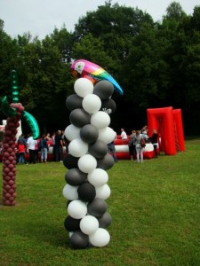 kolumna balonowa na piknik firmowy   