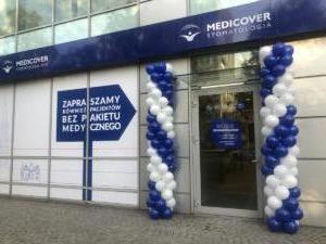 kolumny-z-balonów-jako-dekoracja-na-otwarcie-Medicover-Wrocław